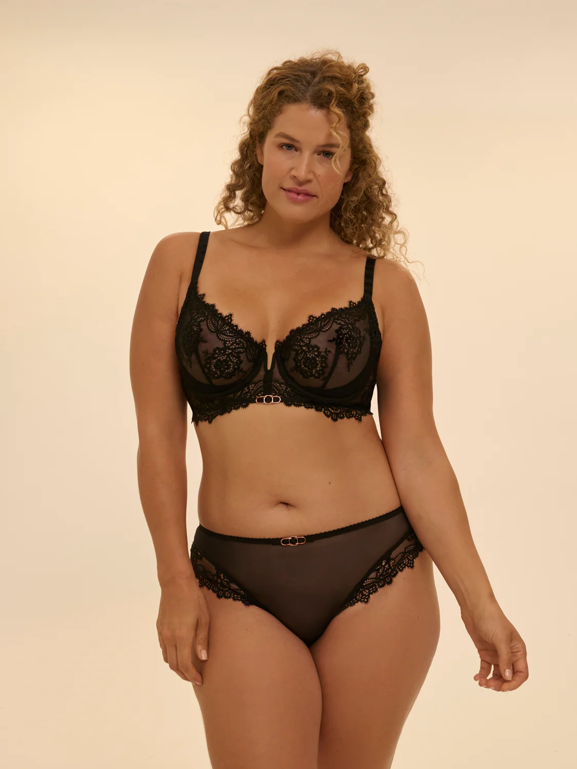 Half padded plunging underwired bra - Black - Image 7