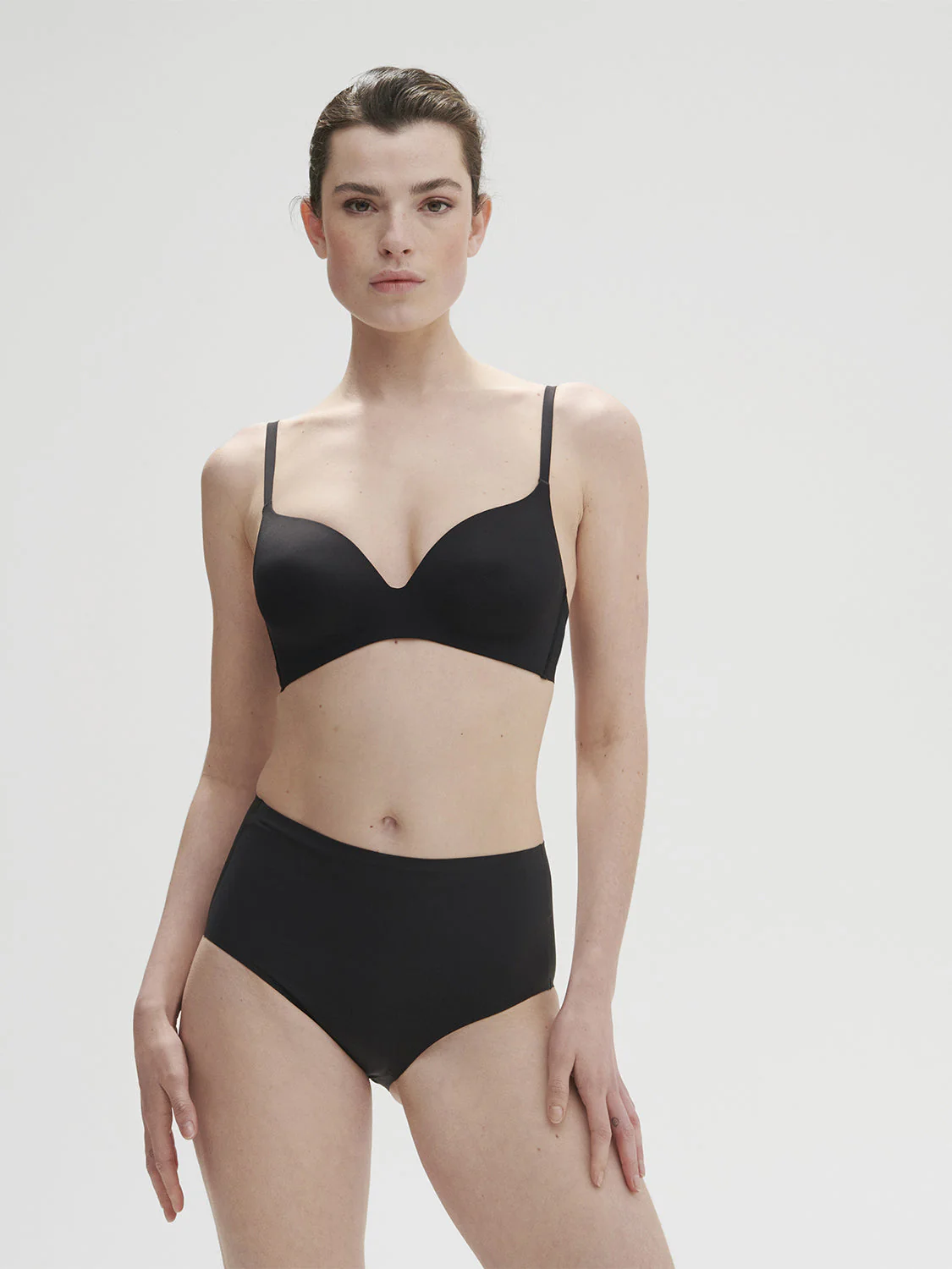 Non wired soft cup bra - Black - Image 8