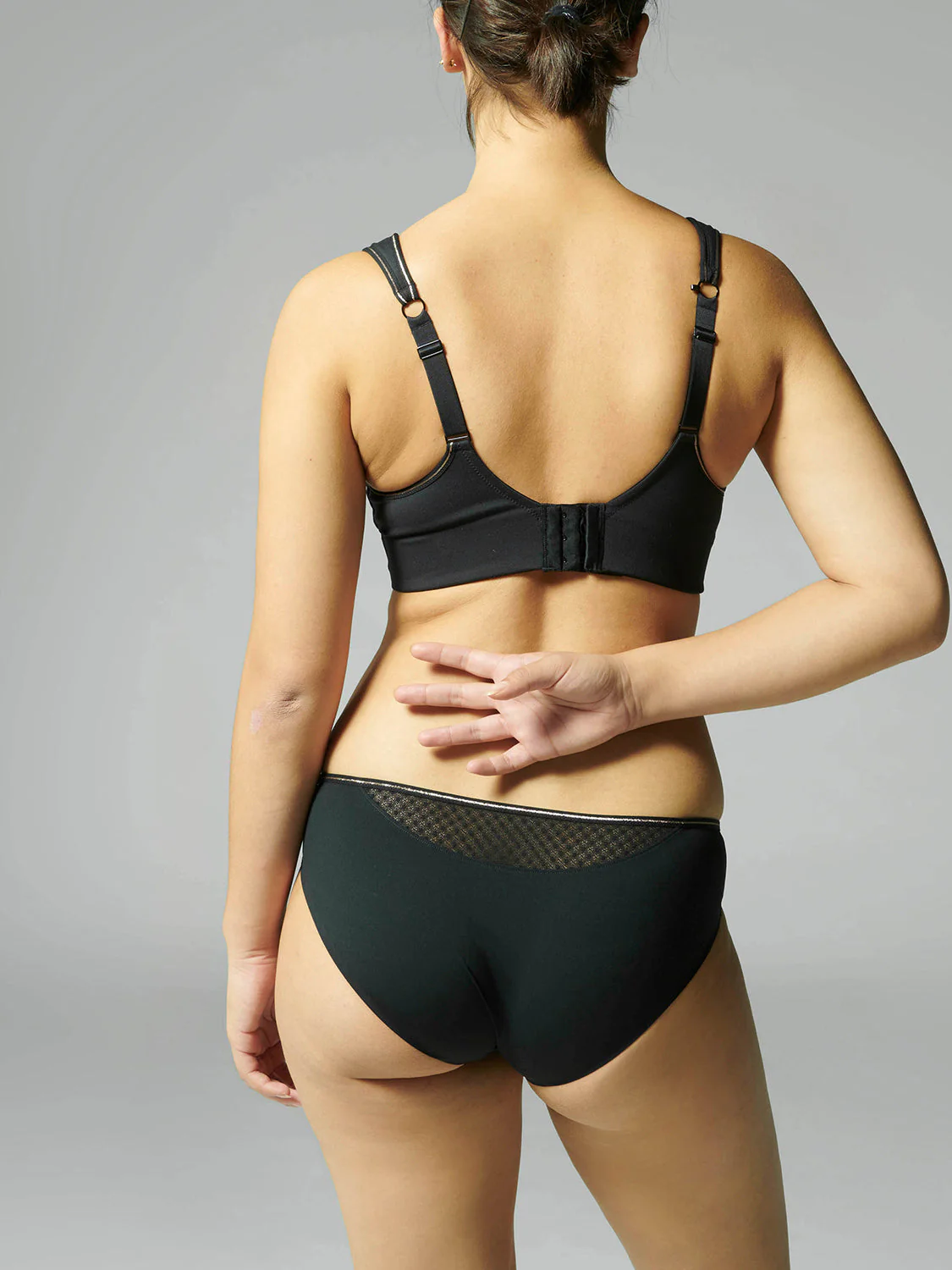 Underwired sports bra - Black - Image 9